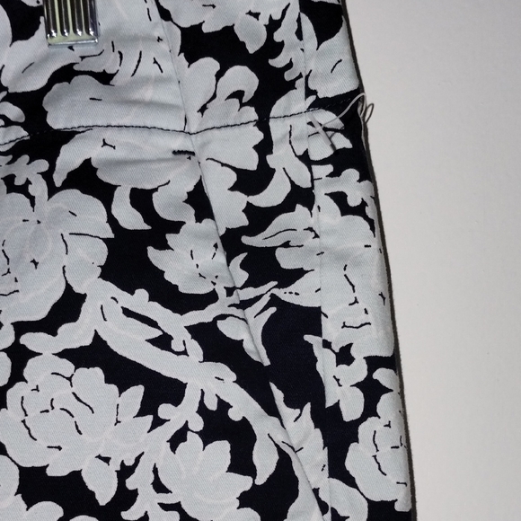 Ann Taylor Black and Baby Blue Floral Women Shorts Cargos - Picture 5 of 10